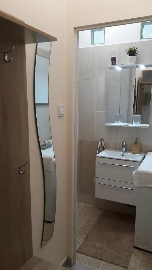 Apartment Vilagos, Kellemes Lakas, Jo Koezlekedessel Budapest